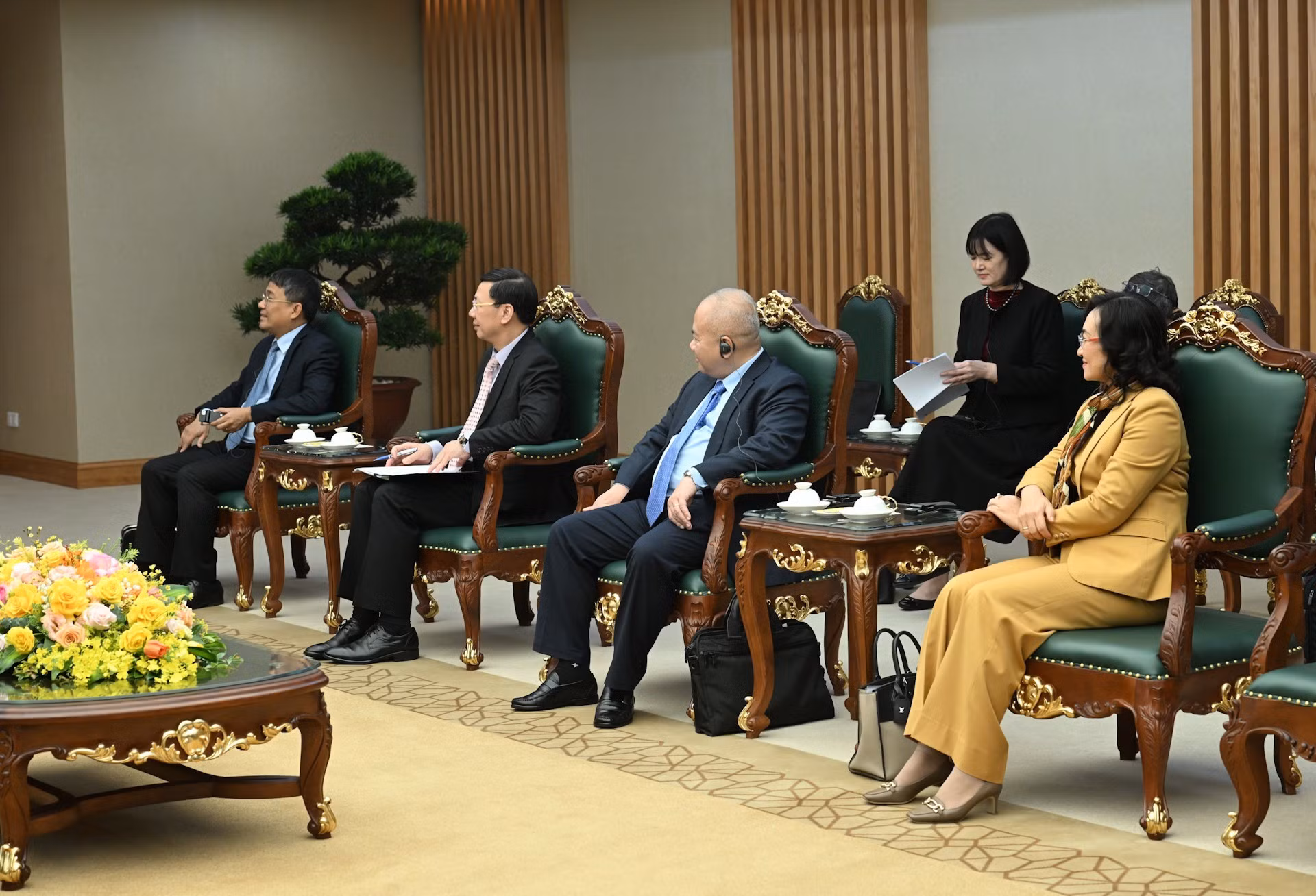 Funcionarios vietnamitas intervienen en el encuentro.