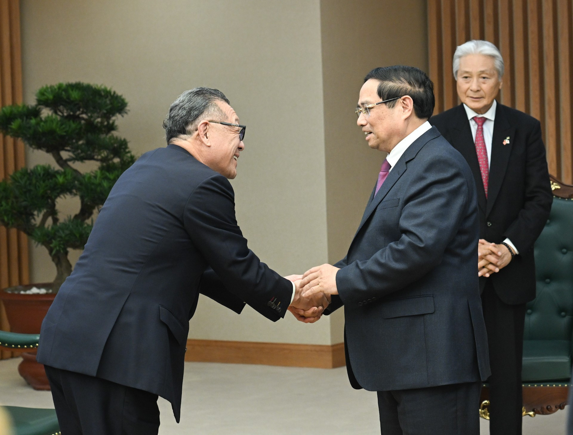El premier Pham Minh Chinh recibe a miembros de la delegación de la prefectura nipona de Tochigi.