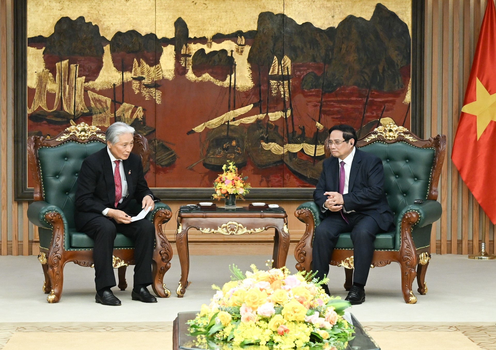 El premier Pham Minh Chinh conversa con el gobernador de la prefectura japonesa de Tochigi, Fukuda Tomikazu.