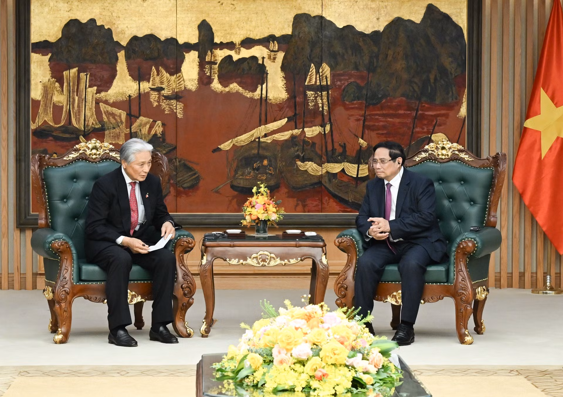 El premier Pham Minh Chinh conversa con el gobernador de la prefectura japonesa de Tochigi, Fukuda Tomikazu.