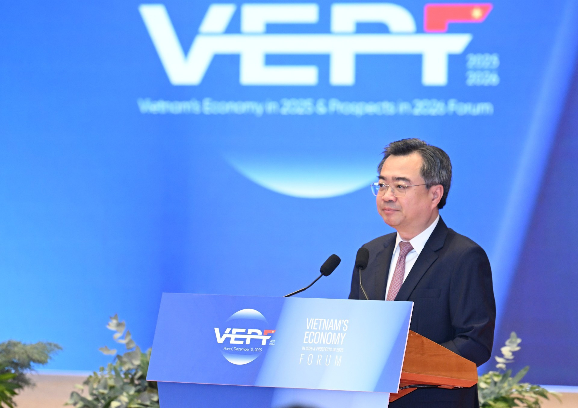 El jefe de la Comisión de Políticas y Estrategias del Comité Central del PCV, Nguyen Thanh Nghi, habla en el evento.