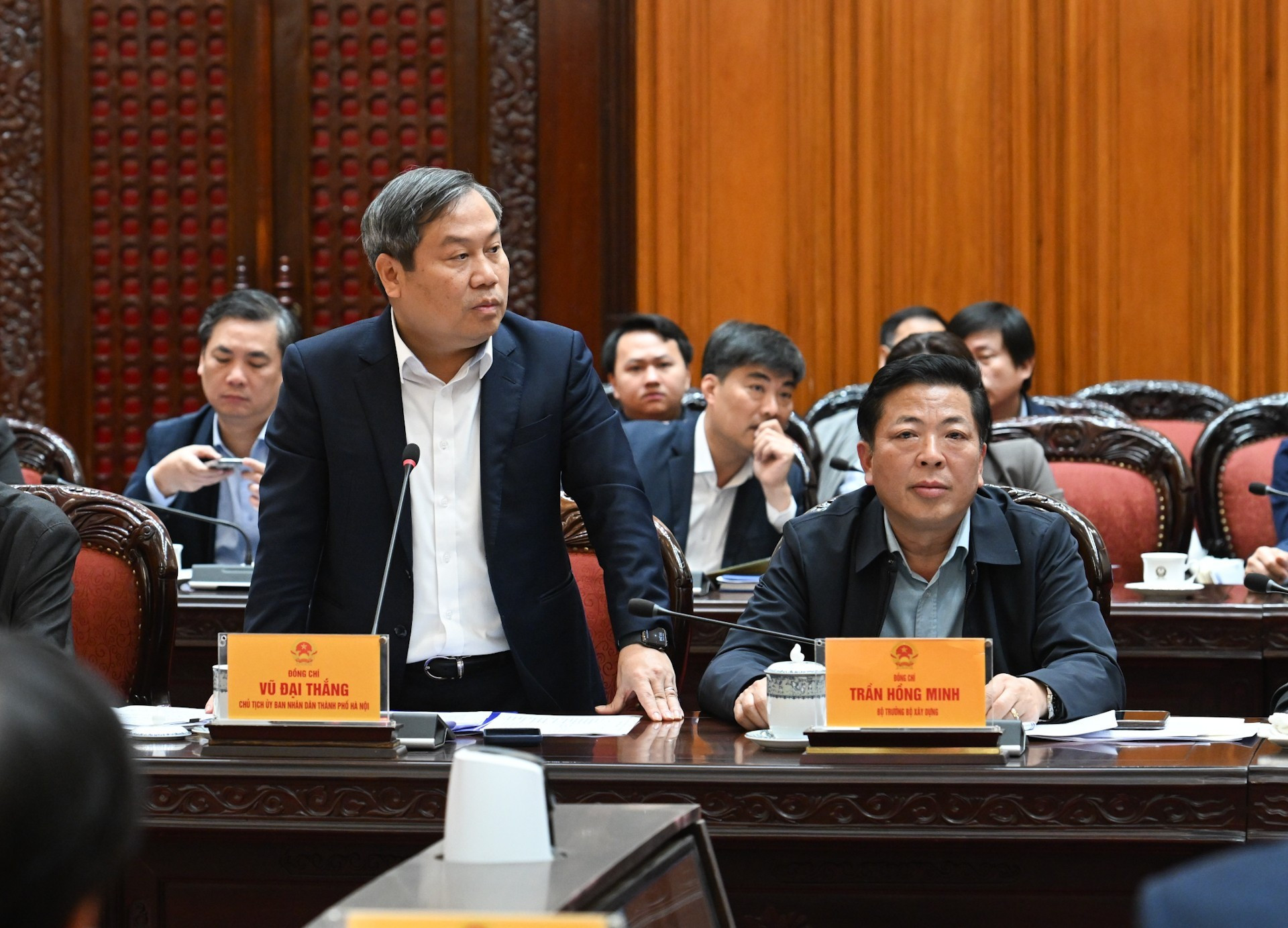 El presidente del Comité Popular de Hanói, Vu Dai Thang, presenta su opinión.