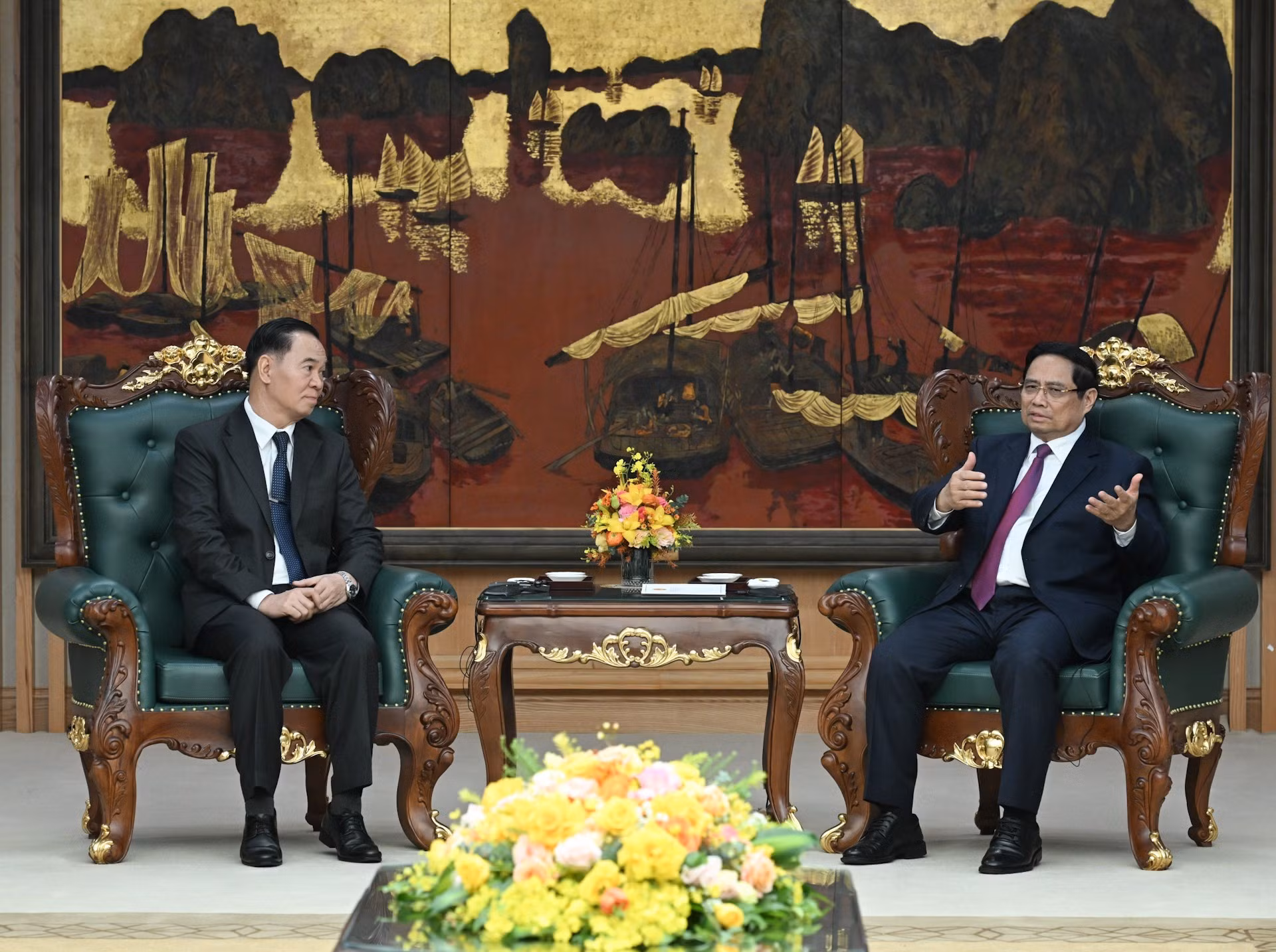 El premier Pham Minh Chinh conversa con el ministro de Educación y Deportes de Laos, Thongsalith Mangnormek.