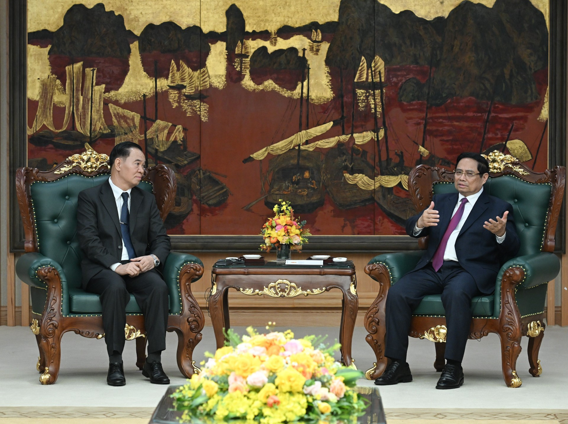 El premier Pham Minh Chinh conversa con el ministro de Educación y Deportes de Laos, Thongsalith Mangnormek.