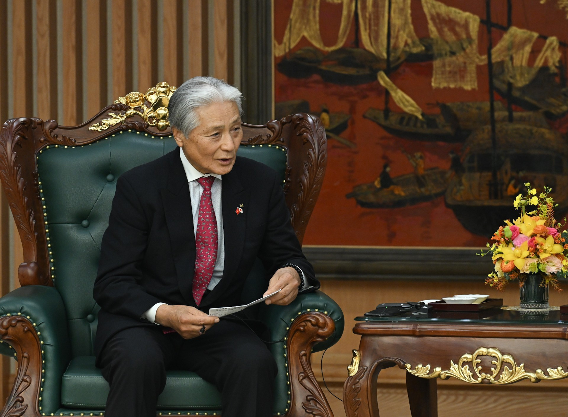 El gobernador de la prefectura japonesa de Tochigi, Fukuda Tomikazu, habla en la cita.