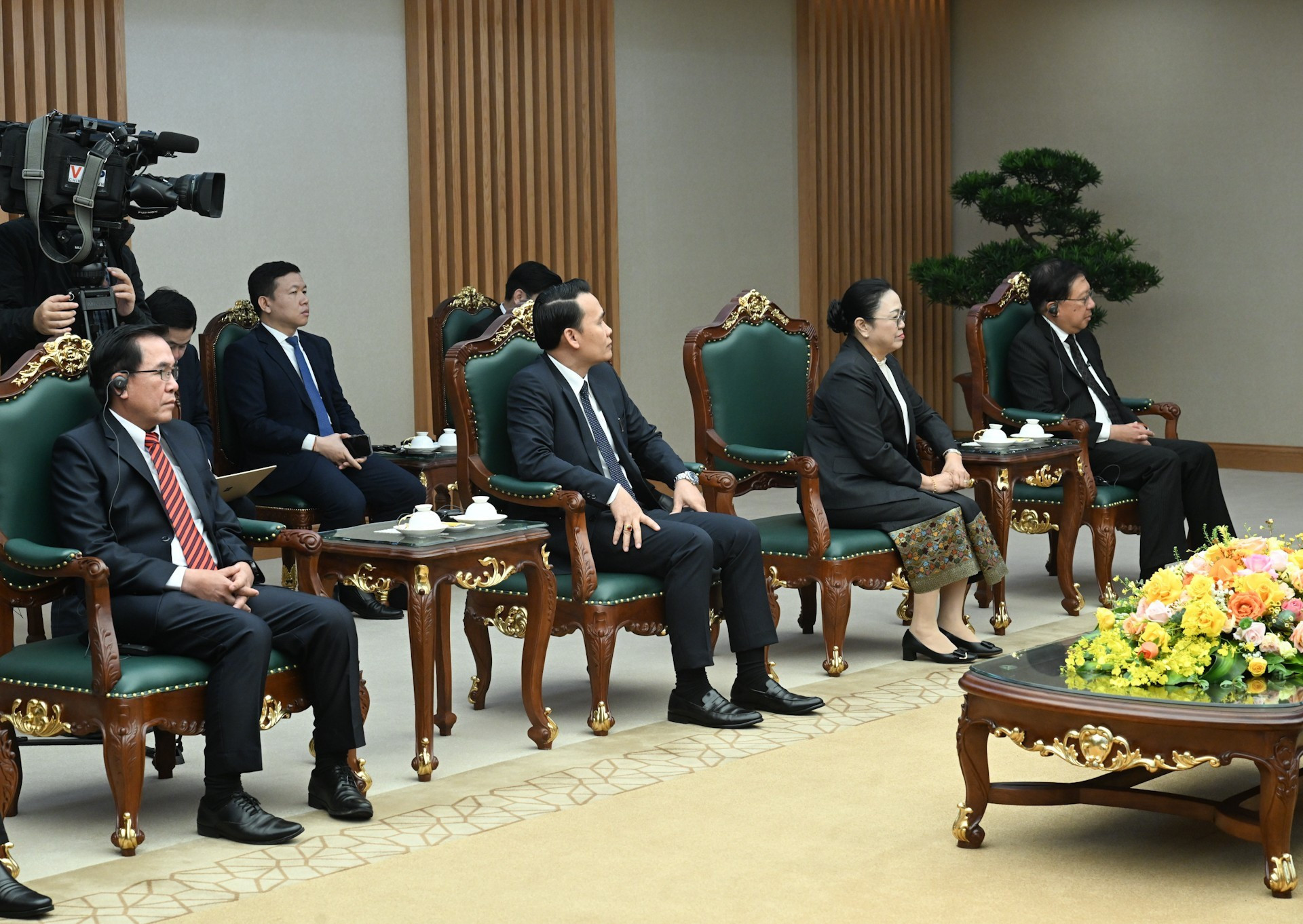 Miembros de la delegación laosiana intervienen en el encuentro.