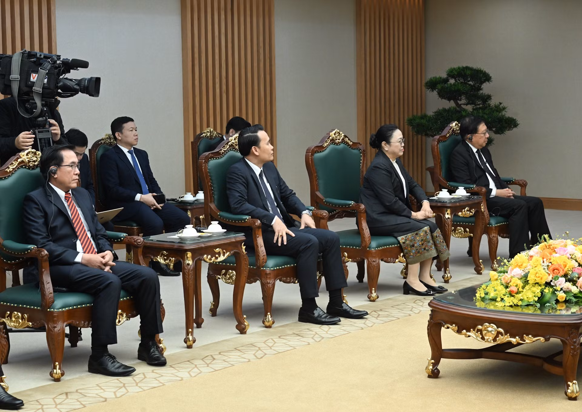 Miembros de la delegación laosiana intervienen en el encuentro.