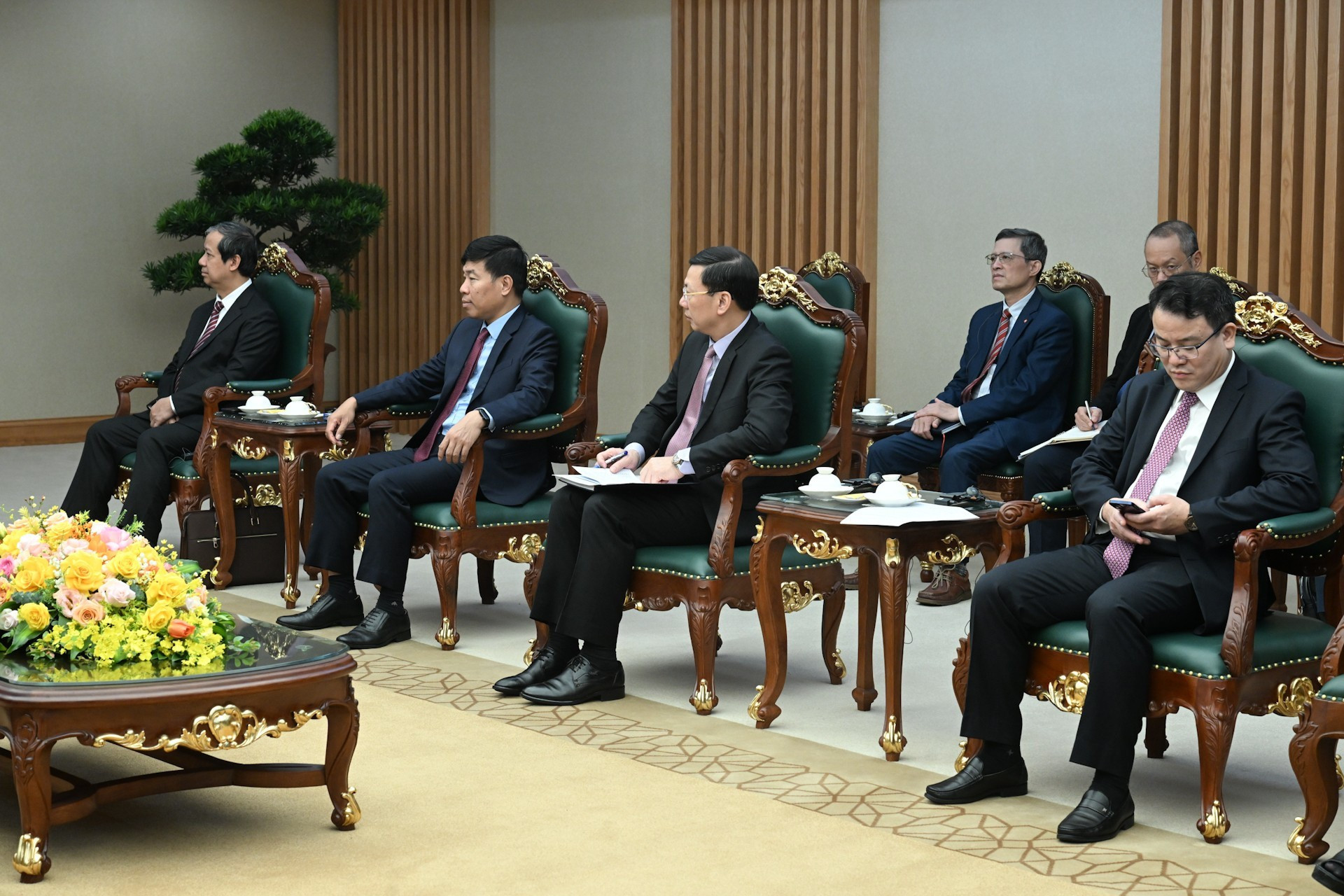 Funcionarios vietnamitas acuden a la cita.