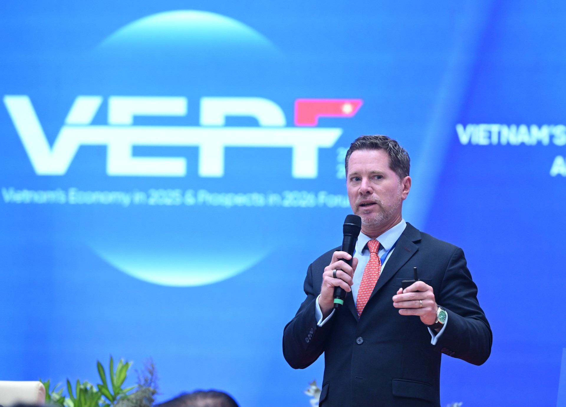 El director ejecutivo de HSBC en Vietnam, Tim Evans, habla en el evento.