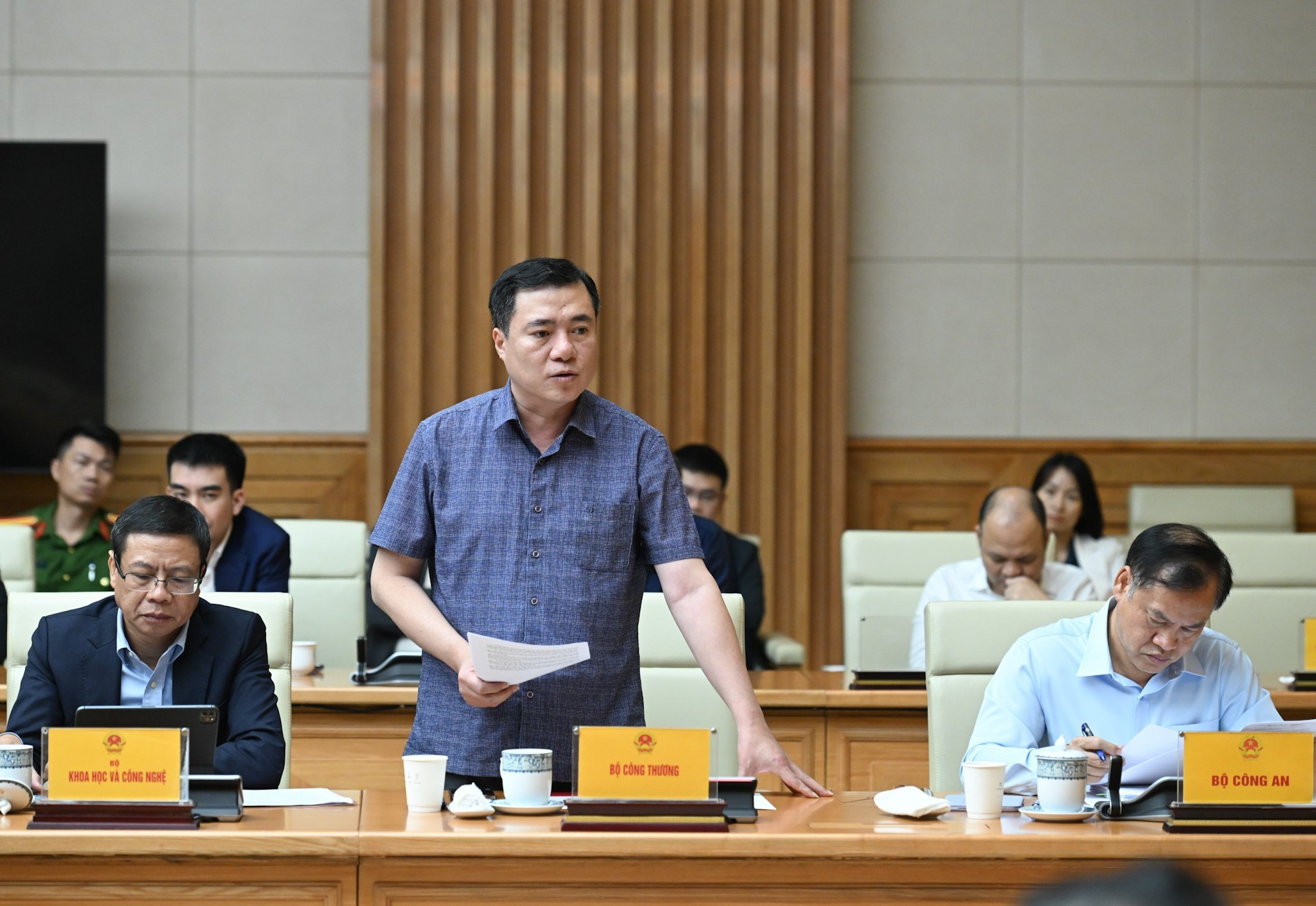 El viceministro de Industria y Comercio Nguyen Sinh Nhat Tan presenta un informe. El viceministro de Industria y Comercio Nguyen Sinh Nhat Tan presenta un informe.