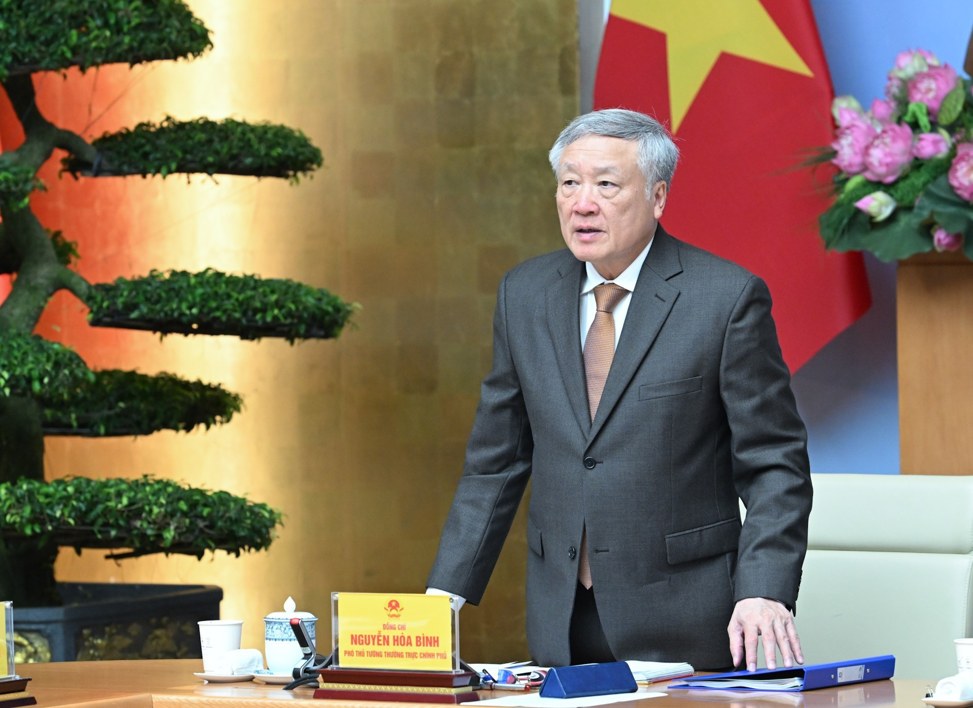 El vicepremier permanente Nguyen Hoa Binh habla en la cita.