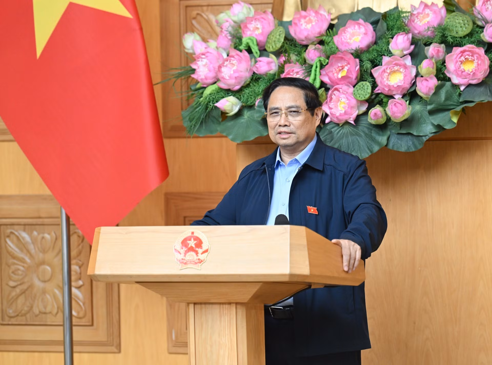 El premier vietnamita Pham Minh Chinh toma la palabra en la reunión.