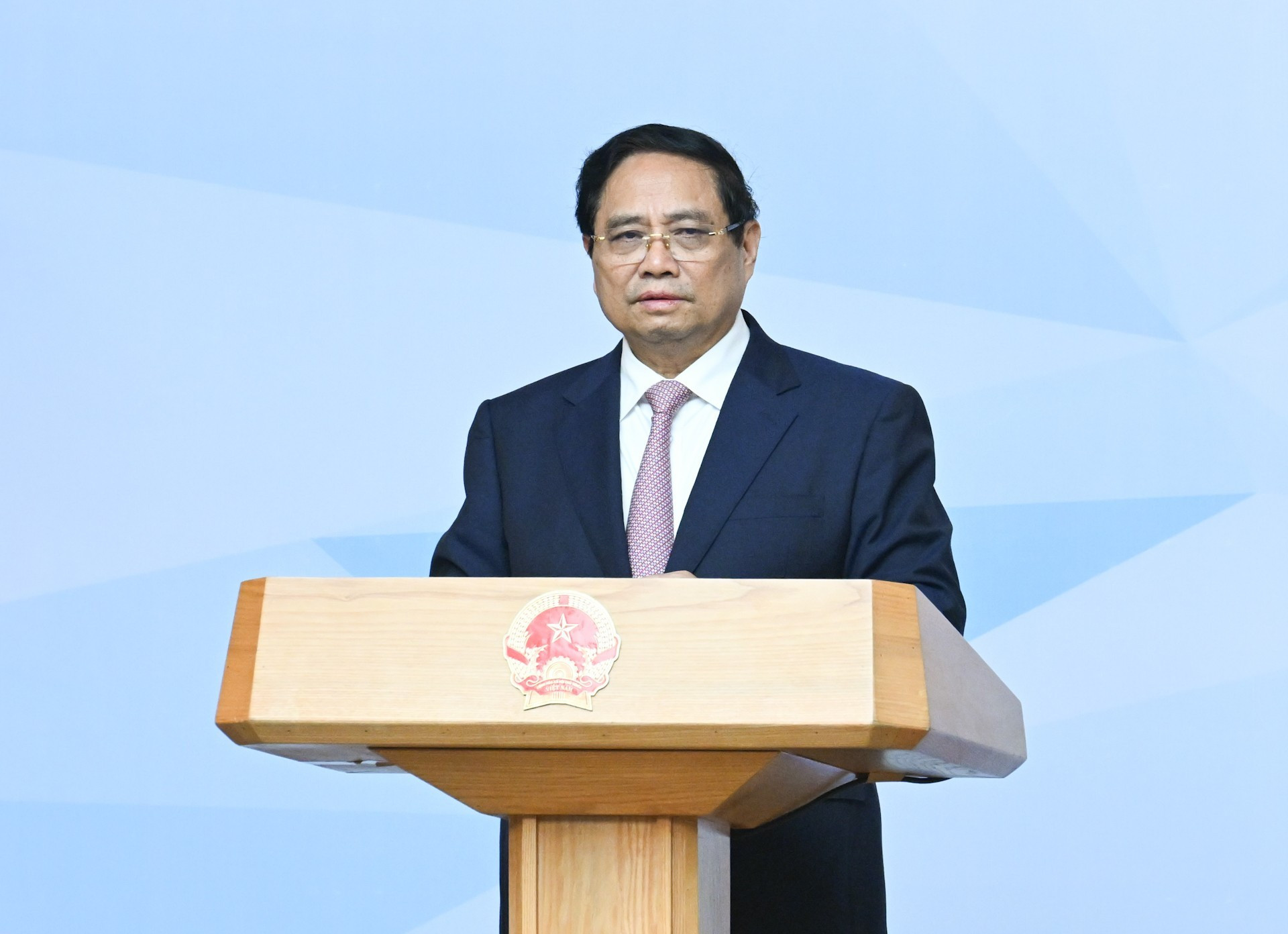 El primer ministro de Vietnam, Pham Minh Chinh, toma la palabra en el evento.