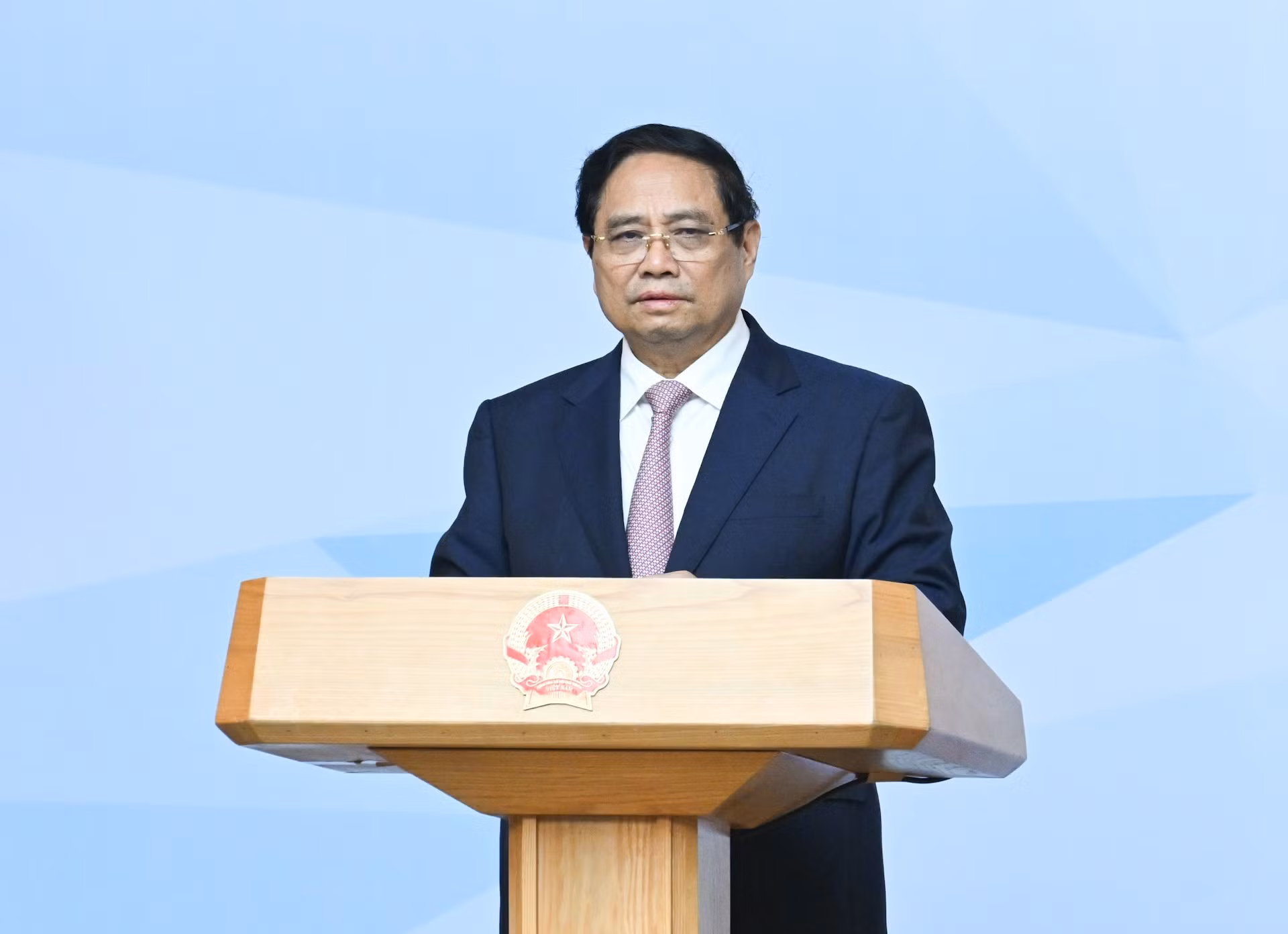 El primer ministro de Vietnam, Pham Minh Chinh, toma la palabra en el evento.