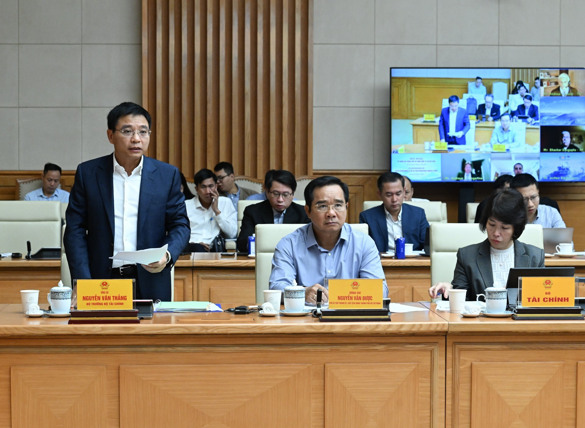 El ministro de Finanzas, Nguyen Van Thang, presenta un informe.