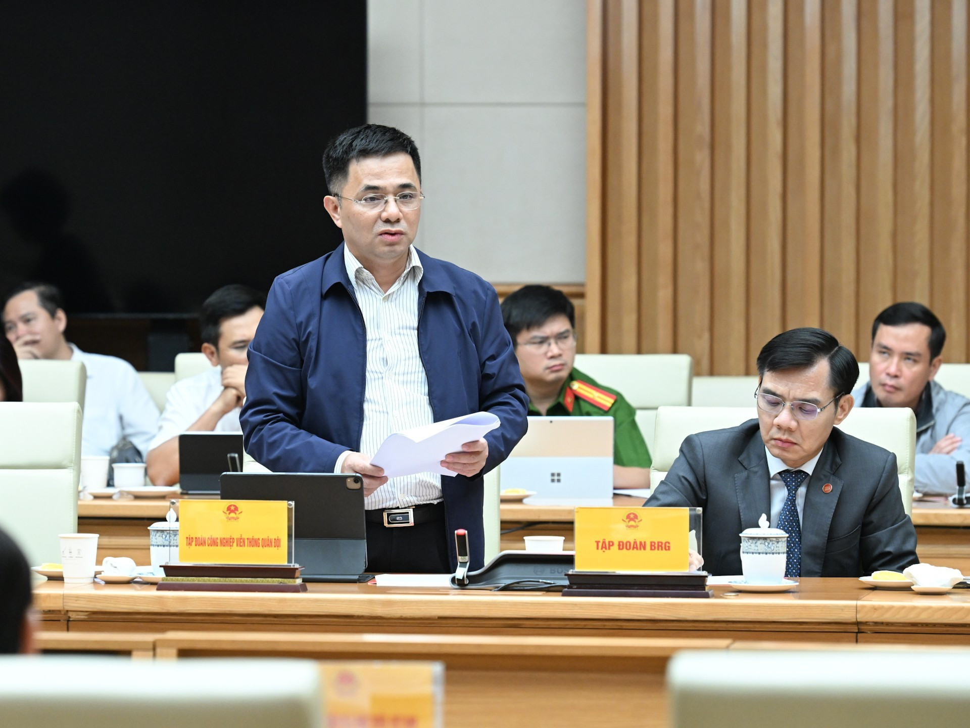 Un representante del Grupo Militar de Industria y Telecomunicaciones Viettel presenta un informe Un representante del Grupo Militar de Industria y Telecomunicaciones Viettel presenta un informe