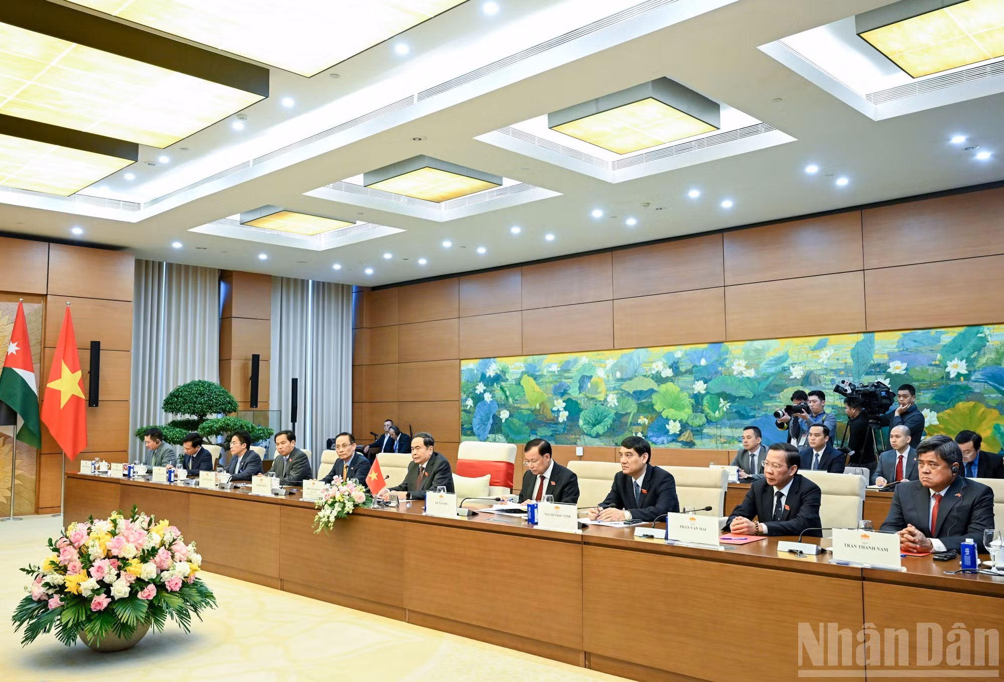 El titular de la ANV, Tran Thanh Man, y los funcionarios vietnamitas asisten a la reunión.