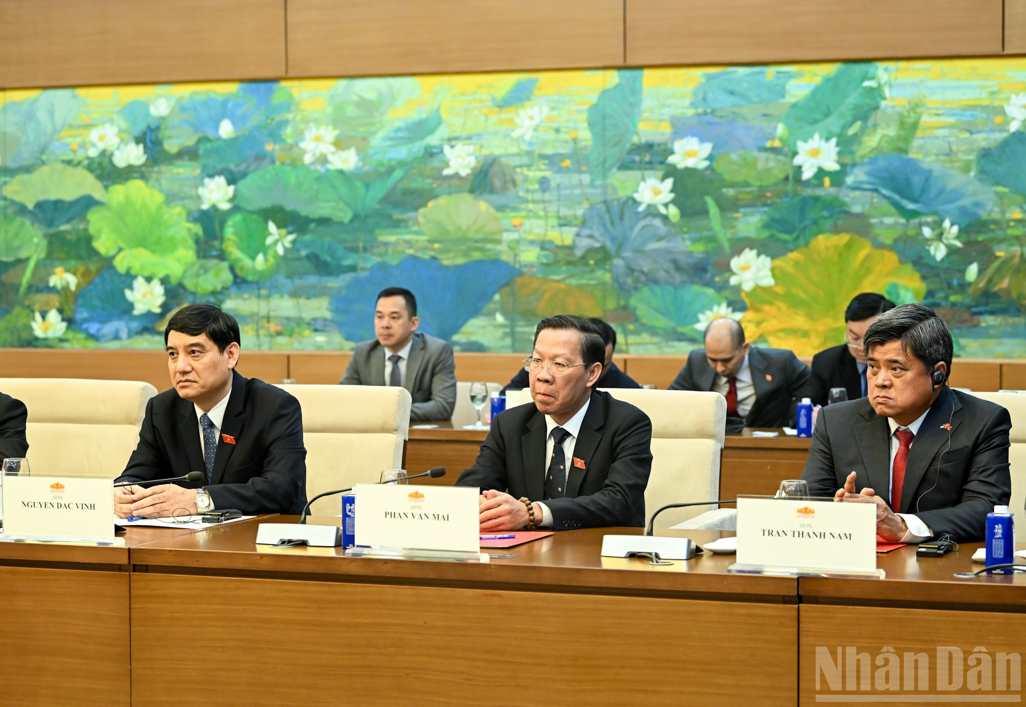 Funcionarios vietnamitas intervienen en la reunión con el rey de Jordania.