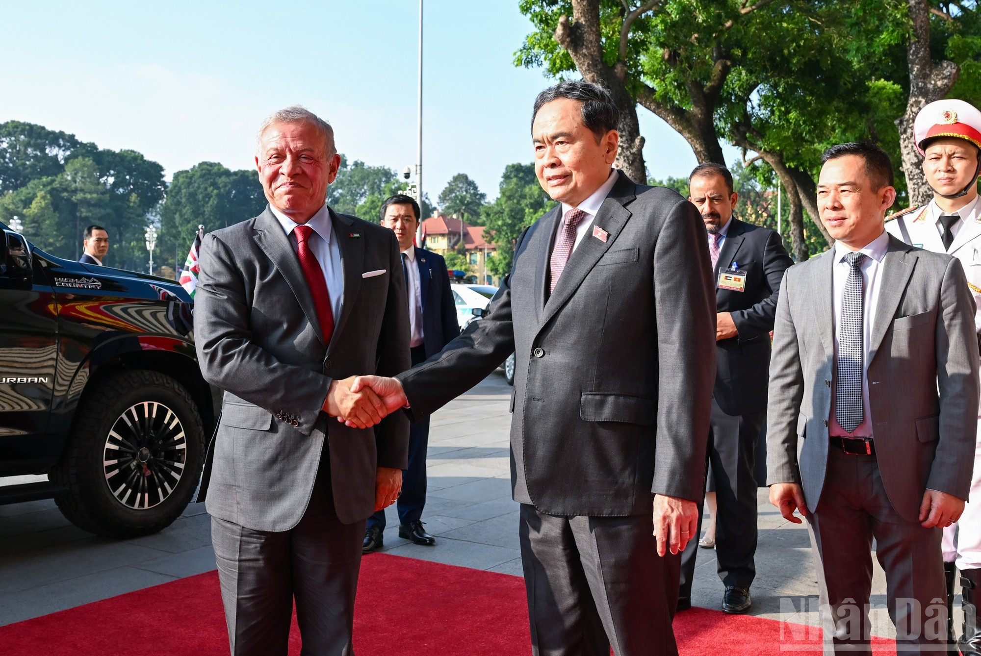 El presidente de la Asamblea Nacional de Vietnam, Tran Thanh Man, recibe al rey de Jordania, Abdalá II Ibn Al Hussein.