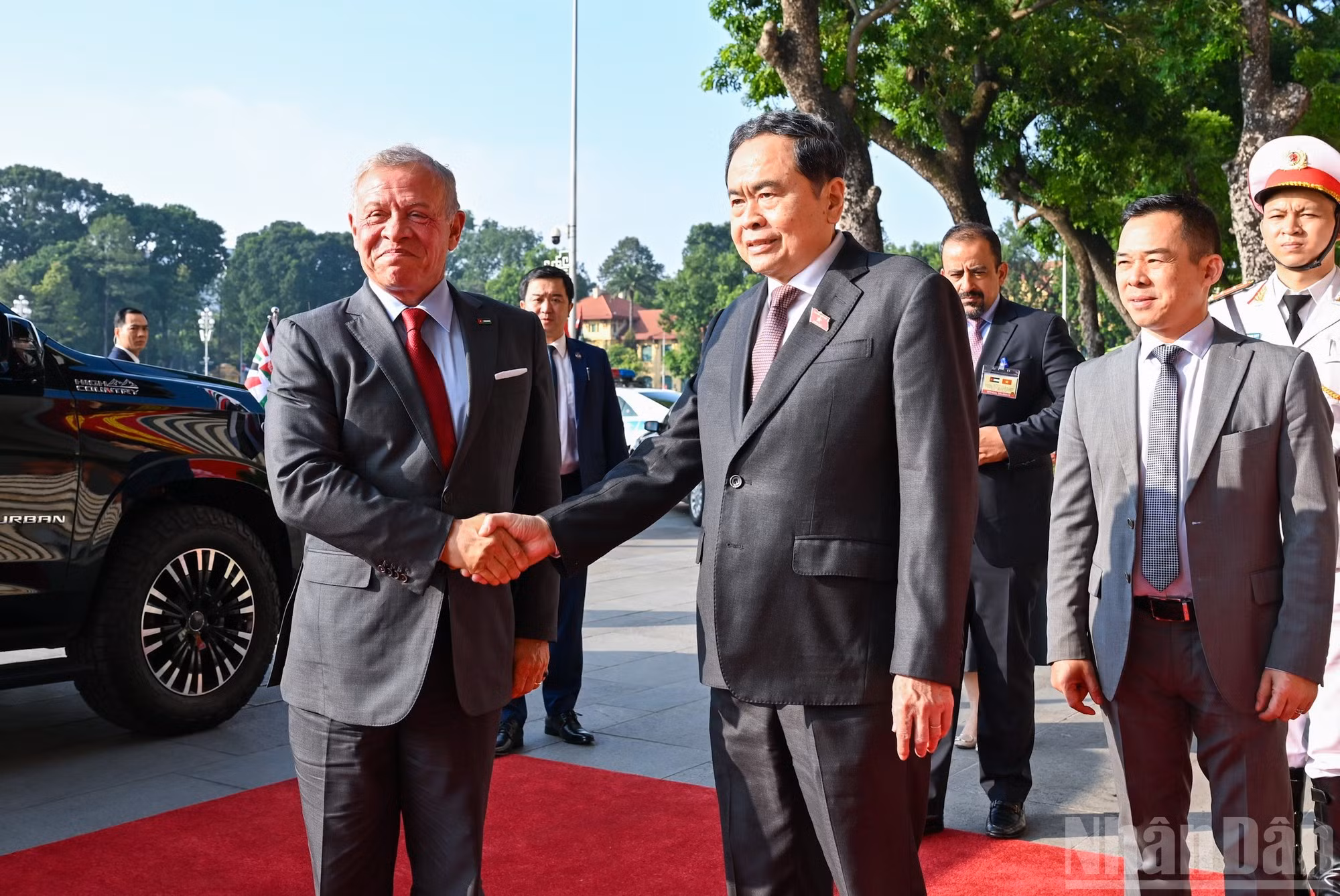 El presidente de la Asamblea Nacional de Vietnam, Tran Thanh Man, recibe al rey de Jordania, Abdalá II Ibn Al Hussein.