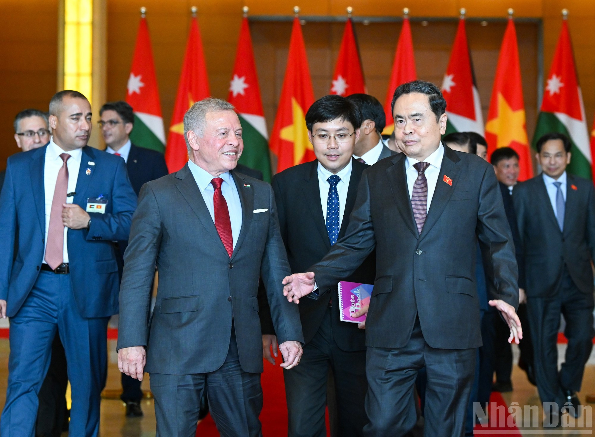 El presidente de la Asamblea Nacional de Vietnam, Tran Thanh Man, conversa con el rey de Jordania, Abdalá II Ibn Al Hussein.