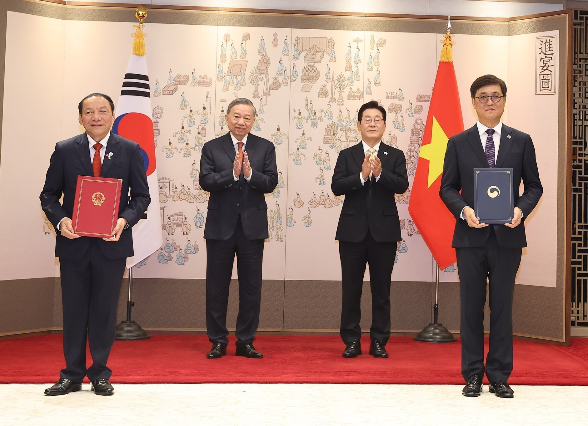 El secretario general del Partido Comunista de Vietnam, To Lam, y el presidente surcoreano, Lee Jae Myung, presencian la firma de un memorando de entendimiento para la cooperación en el campo de los derechos de autor y derechos conexos entre los Ministerios de Cultura, Deportes y Turismo de Vietnam y Corea del Sur.