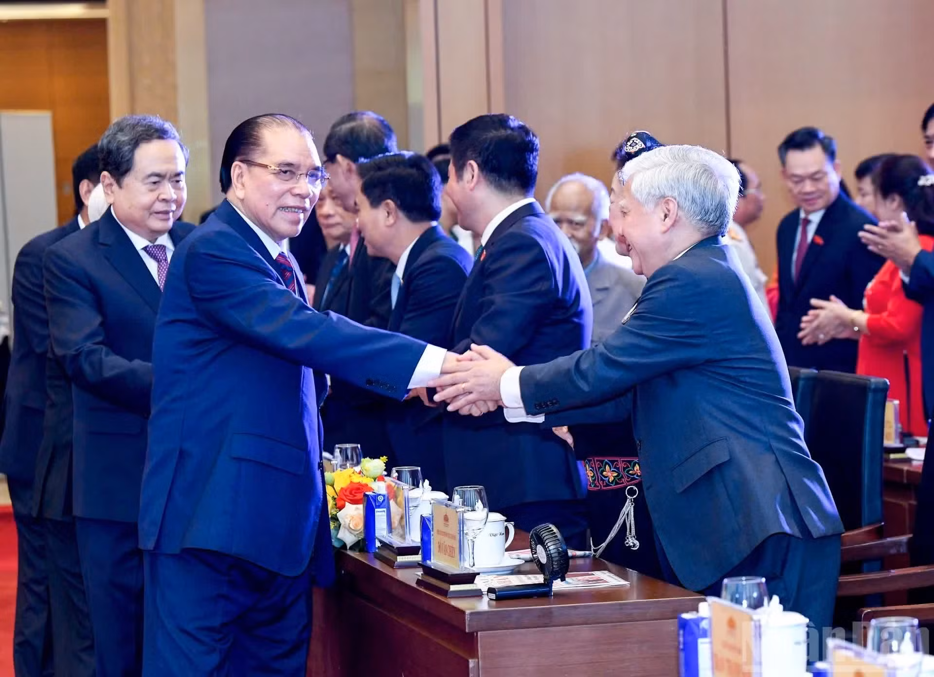 El exsecretario general del Partido Comunista de Vietnam, Nong Duc Manh y el presidente de la Asamblea Nacional, Tran Thanh Manh saludan a los asistentes a la ceremonia de conmemoración.