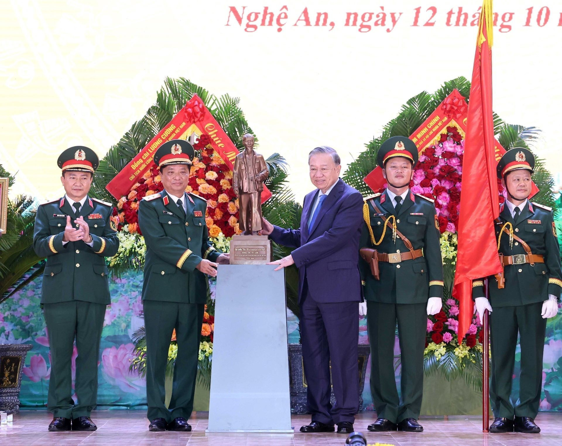 El dirigente partidista To Lam entrega una estatua del Presidente Ho Chi Minh a la Zona Militar 4.