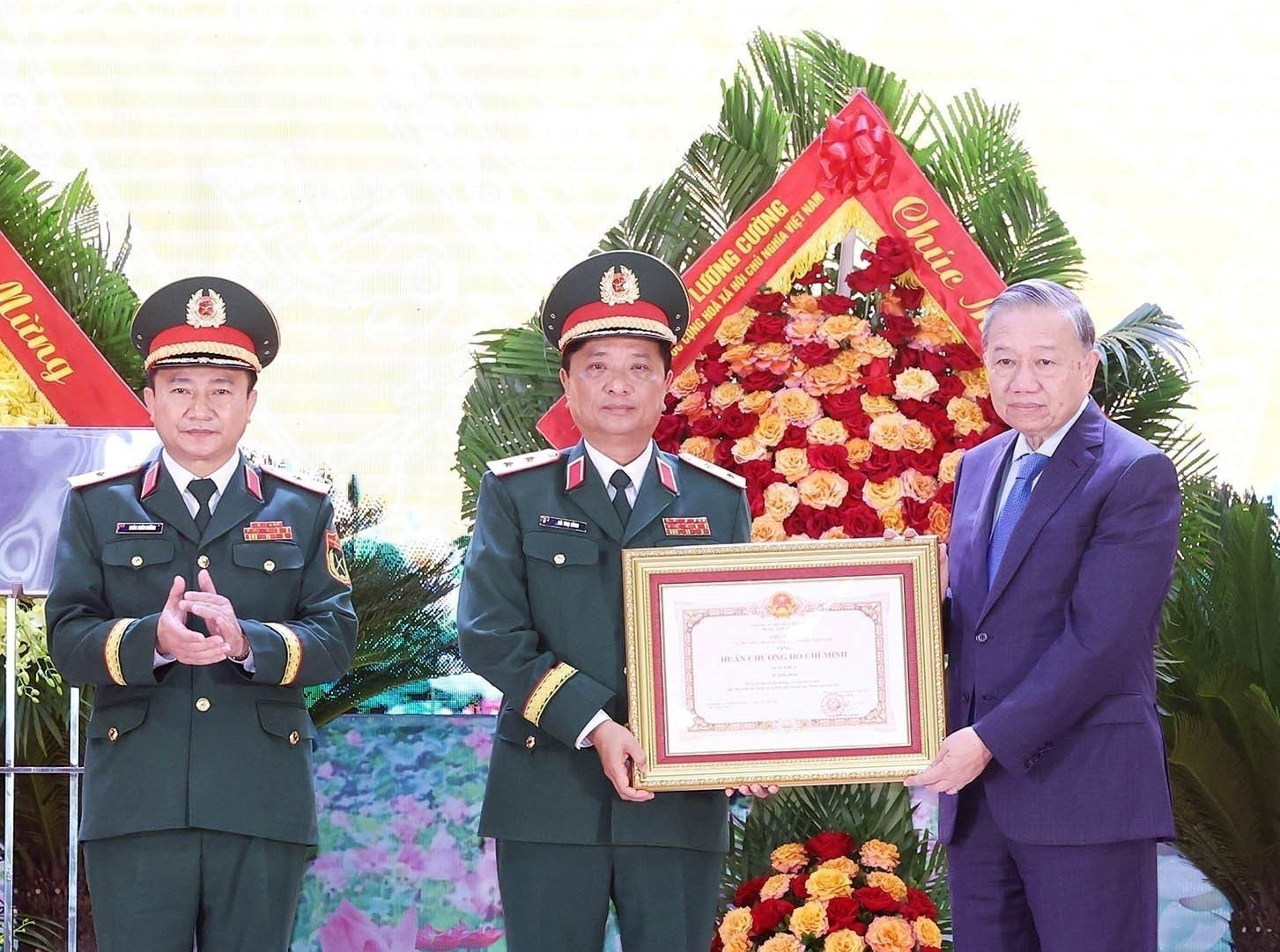 El secretario general To Lam entrega la Orden Ho Chi Minh a la Zona Militar 4.