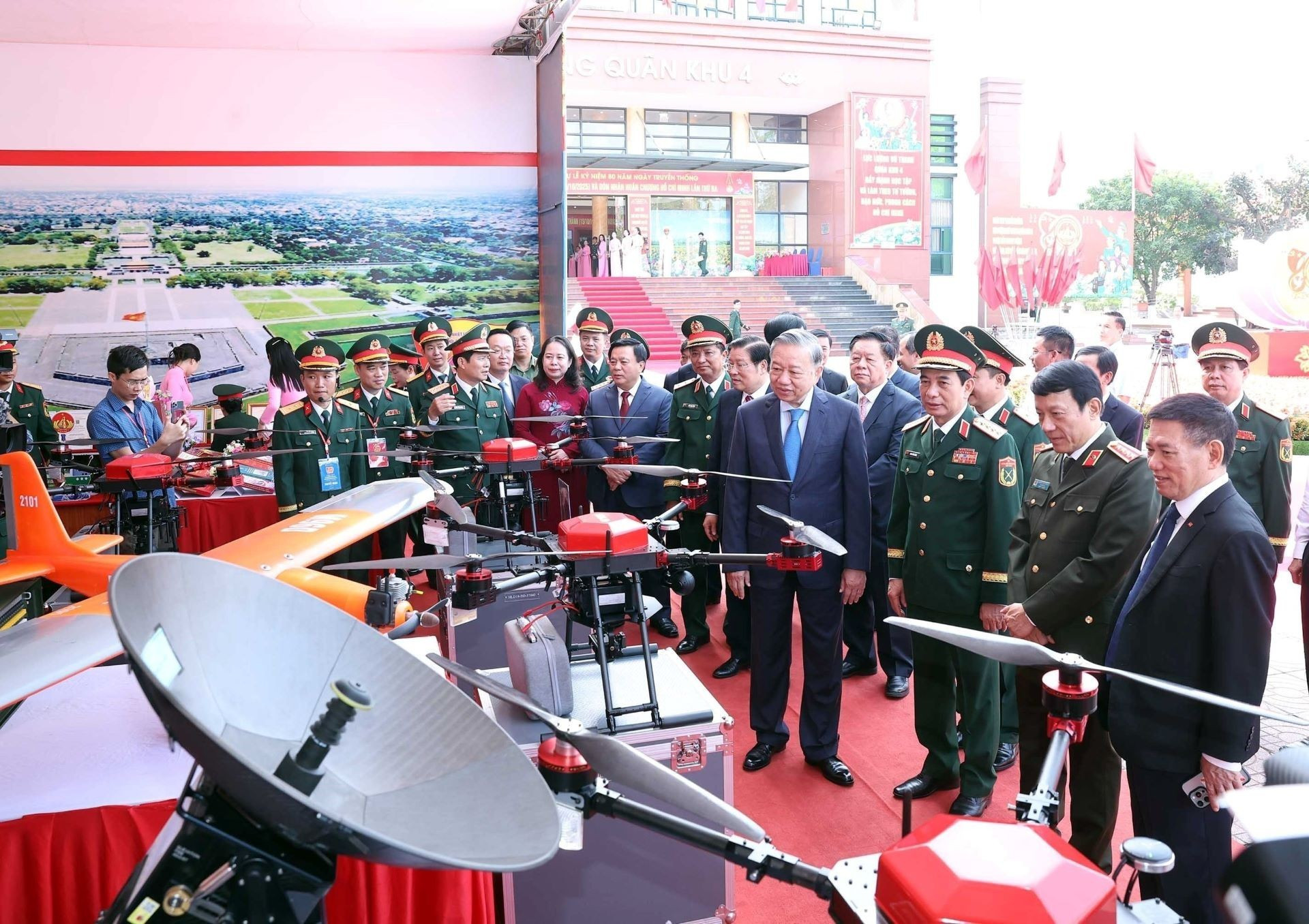 El secretario general To Lam y los dirigentes del Partido y del Estado visitan una exposición sobre los logros de la Zona Militar 4.