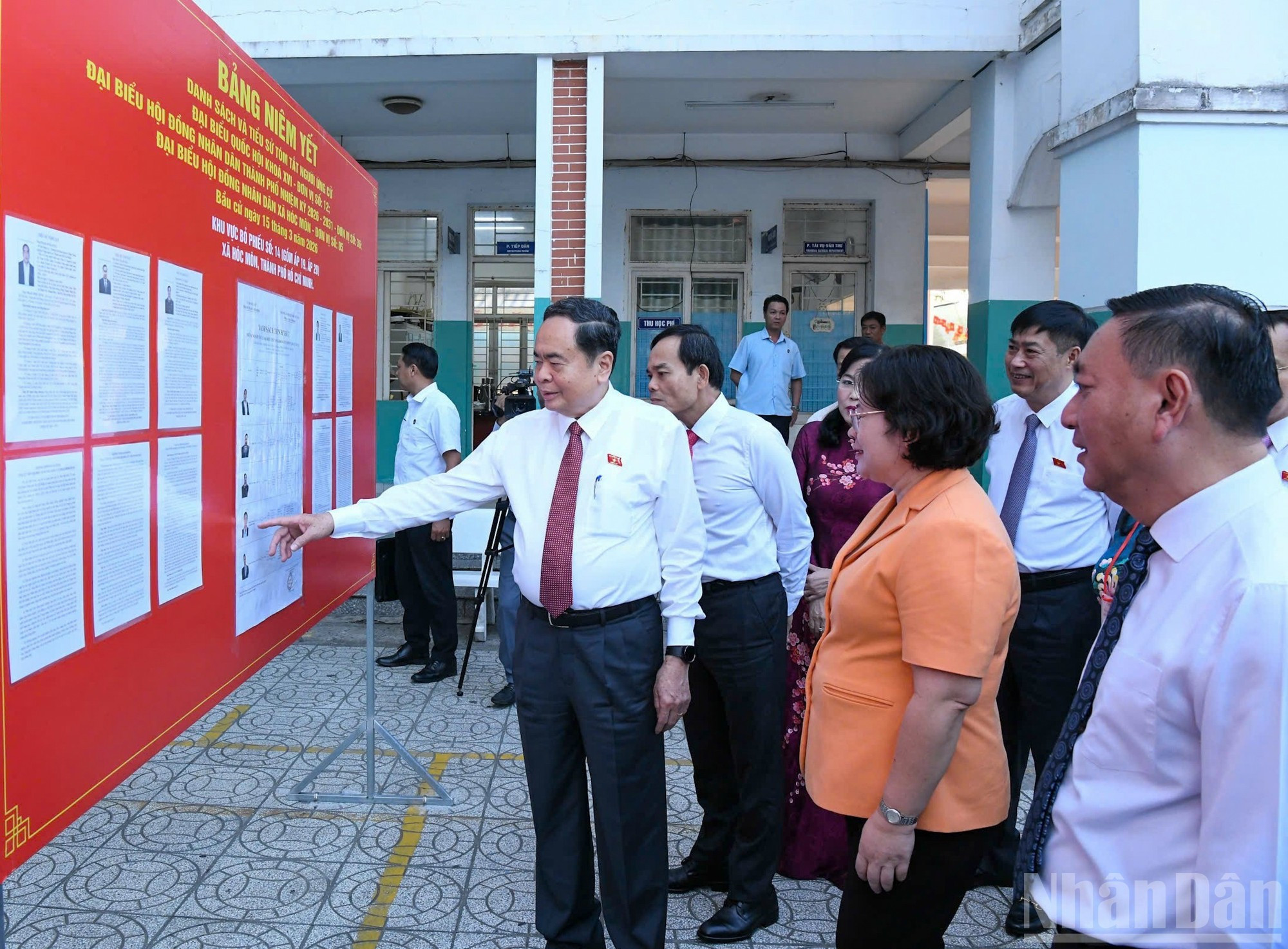 El presidente de la ANV, Tran Thanh Man, inspecciona el trabajo de votación en el punto electoral del barrio de Hoc Mon, en Ciudad Ho Chi Minh.