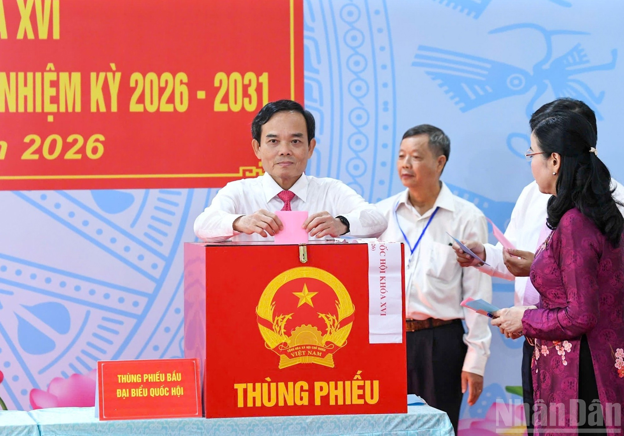 El secretario del Partido Comunista de Vietnam en Ciudad Ho Chi Minh, Tran Luu Quang, emite sus votos