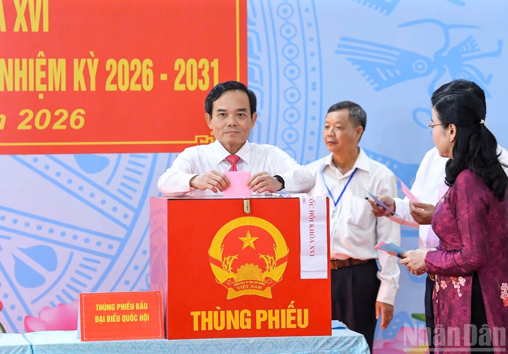 El secretario del Partido Comunista de Vietnam en Ciudad Ho Chi Minh, Tran Luu Quang, emite sus votos