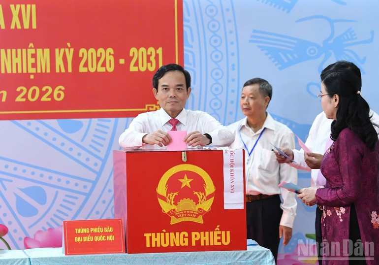 El secretario del Partido Comunista de Vietnam en Ciudad Ho Chi Minh, Tran Luu Quang, votan en la mesa electoral no14 en la comuna de Hoc Mon, en Ciudad Ho Chi Minh.