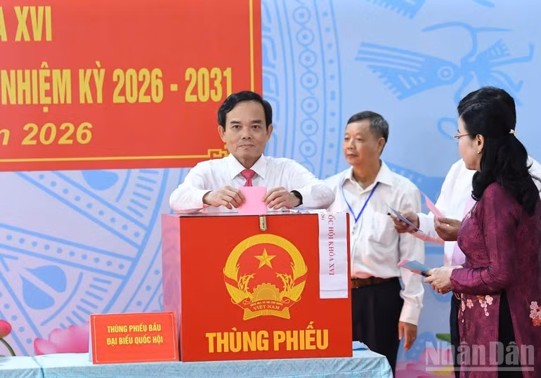 El secretario del Partido Comunista de Vietnam en Ciudad Ho Chi Minh, Tran Luu Quang, votan en la mesa electoral no14 en la comuna de Hoc Mon, en Ciudad Ho Chi Minh.