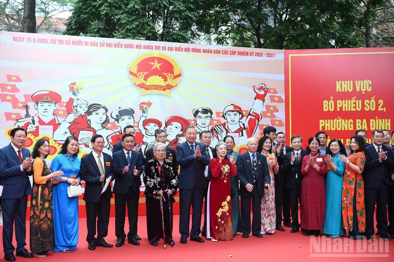 El secretario general To Lam y los votantes en la mesa electoral nº2, en el barrio de Ba Dinh, ciudad de Hanói.