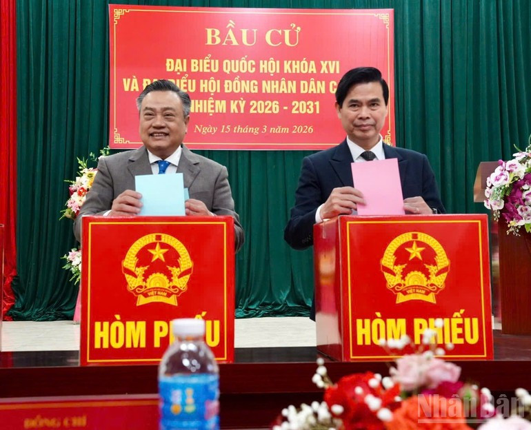 El jefe de la Comisión Central de Control Disciplinario, Tran Sy Thanh (a la izquierda) emite su voto en el punto electoral en el barrio de Luong Van Tri, en la provincia de Lang Son.