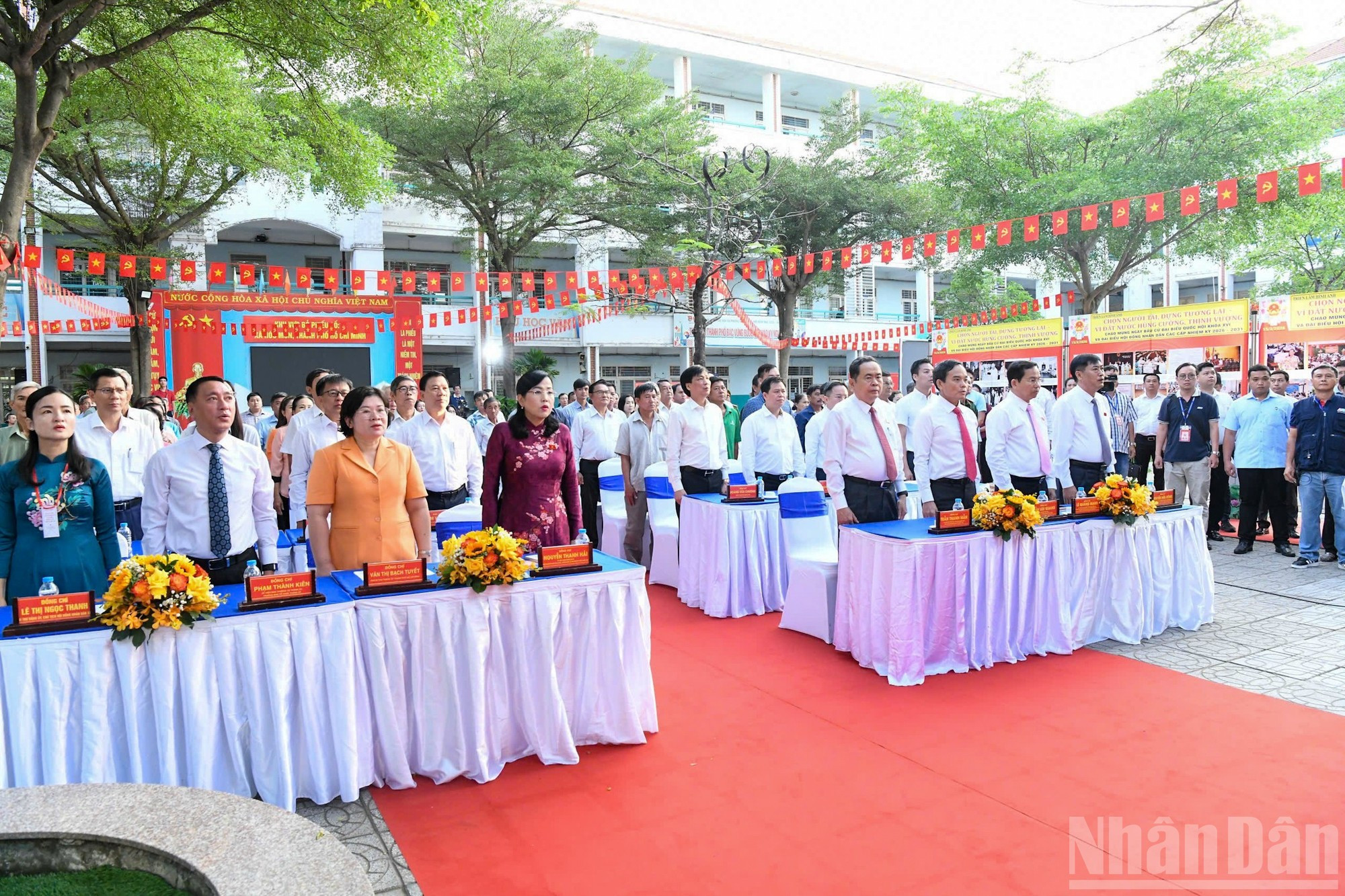 Los asistentes realizan el acto de saludo a la bandera nacional.