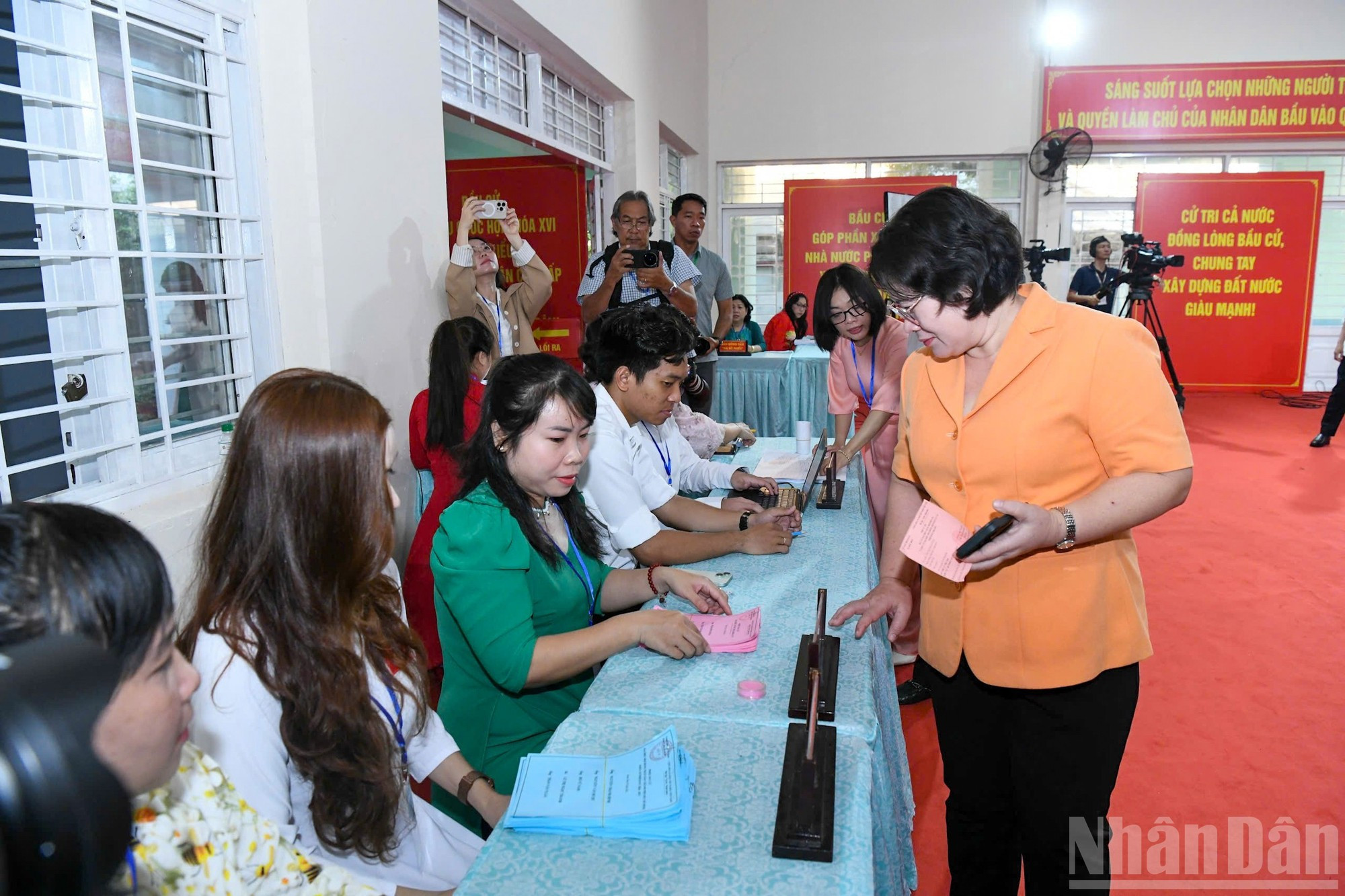 Los votantes reciben papeletas.