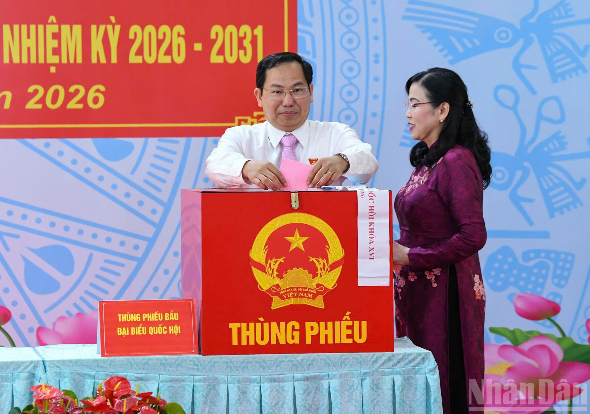 El secretario general de la Asamblea Nacional, jefe de la Oficina de la Asamblea Nacional y jefe de la Oficina del Consejo Electoral Nacional, Le Quang Manh, emite sus votos.