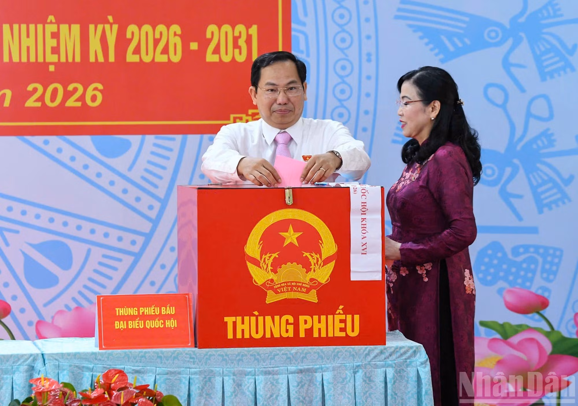 El secretario general de la Asamblea Nacional, jefe de la Oficina de la Asamblea Nacional y jefe de la Oficina del Consejo Electoral Nacional, Le Quang Manh, emite sus votos.