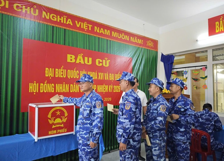 Oficiales y soldados del Buque 6001 de la Guardia Costera participan en las elecciones en la Zona Especial de Ly Son.