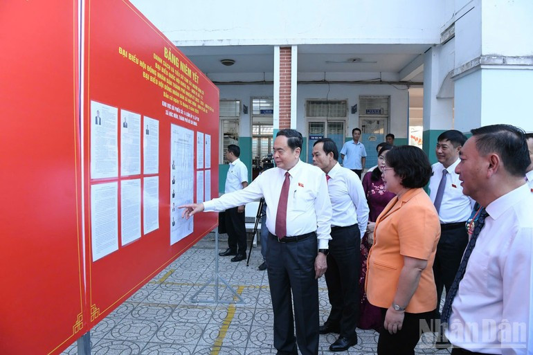 El presidente de la Asamblea Nacional de Vietnam, Tran Thanh Man, (a la izquierda) acude a la mesa electoral no14, en la comuna de Hoc Mon, en Ciudad Ho Chi Minh.
