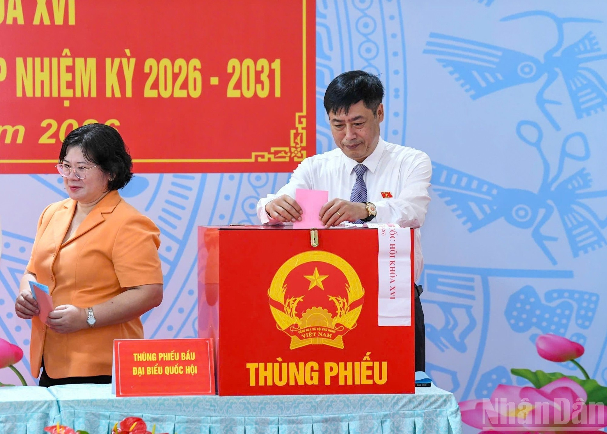 El presidente de la Comisión de Asuntos de Delegados, Nguyen Huu Dong, ejerce su derecho al voto.