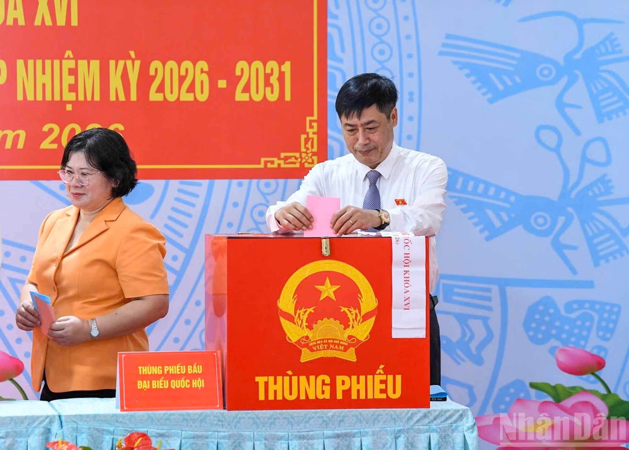 El presidente de la Comisión de Asuntos de Delegados, Nguyen Huu Dong, ejerce su derecho al voto.
