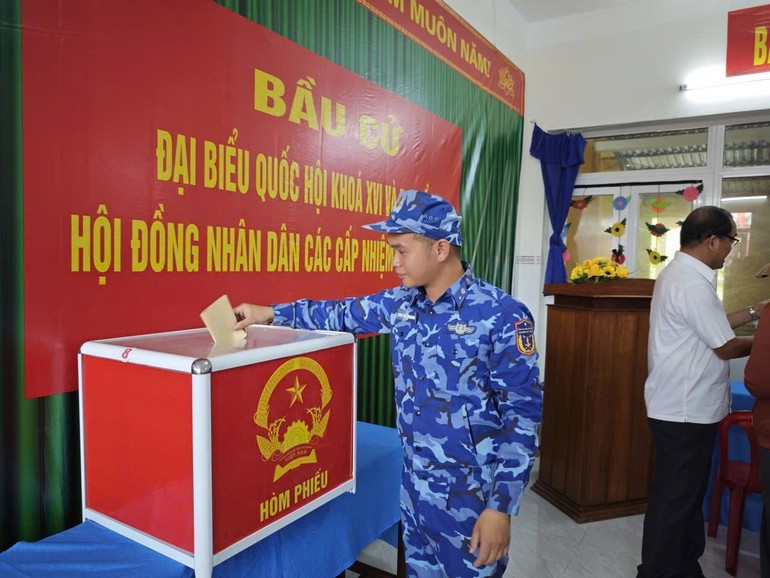 Oficiales y soldados del Buque 6001 de la Guardia Costera participan en las elecciones en la Zona Especial de Ly Son.