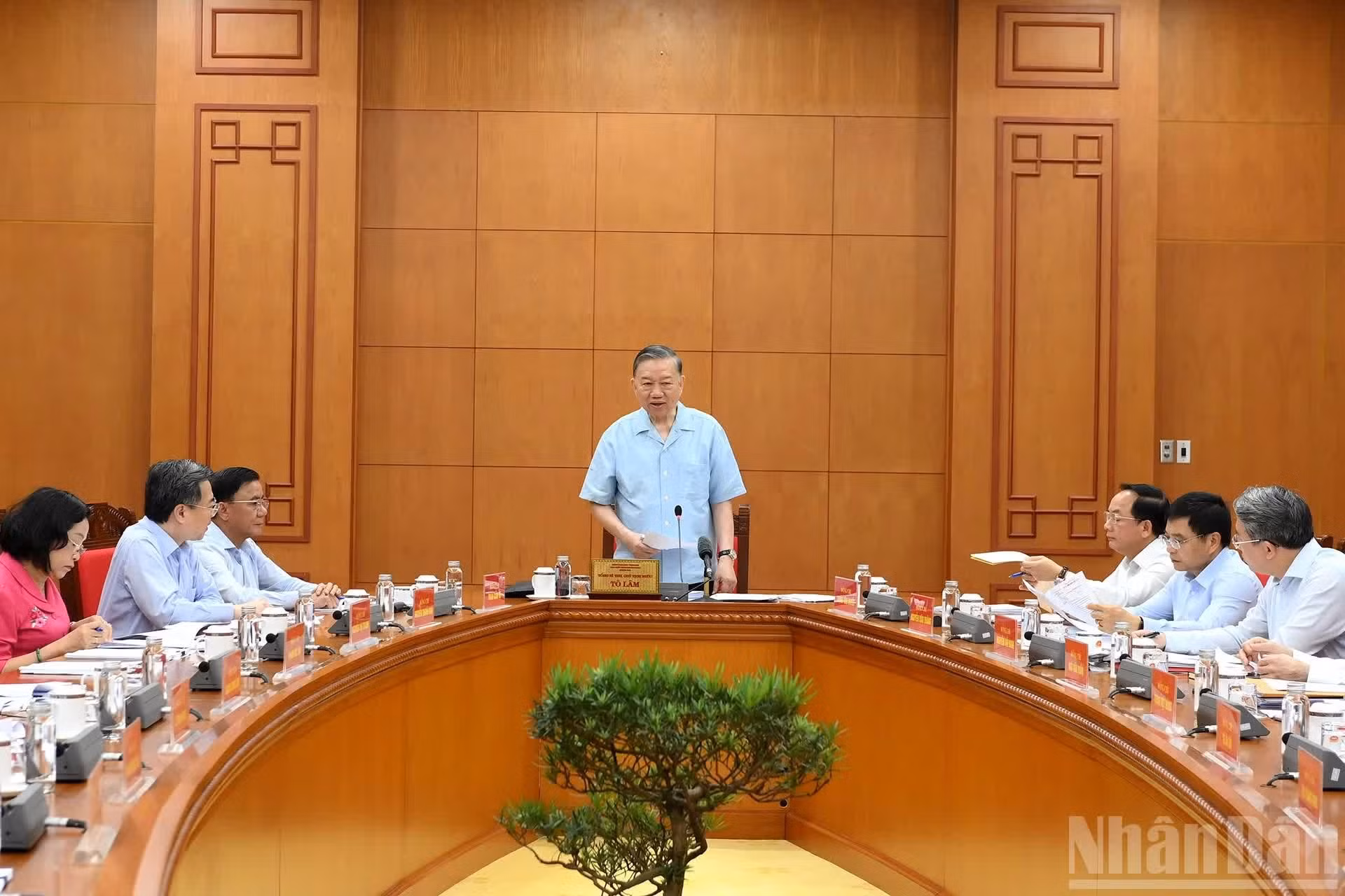 El máximo dirigente de Vietnam, To Lam, dirige la reunión.