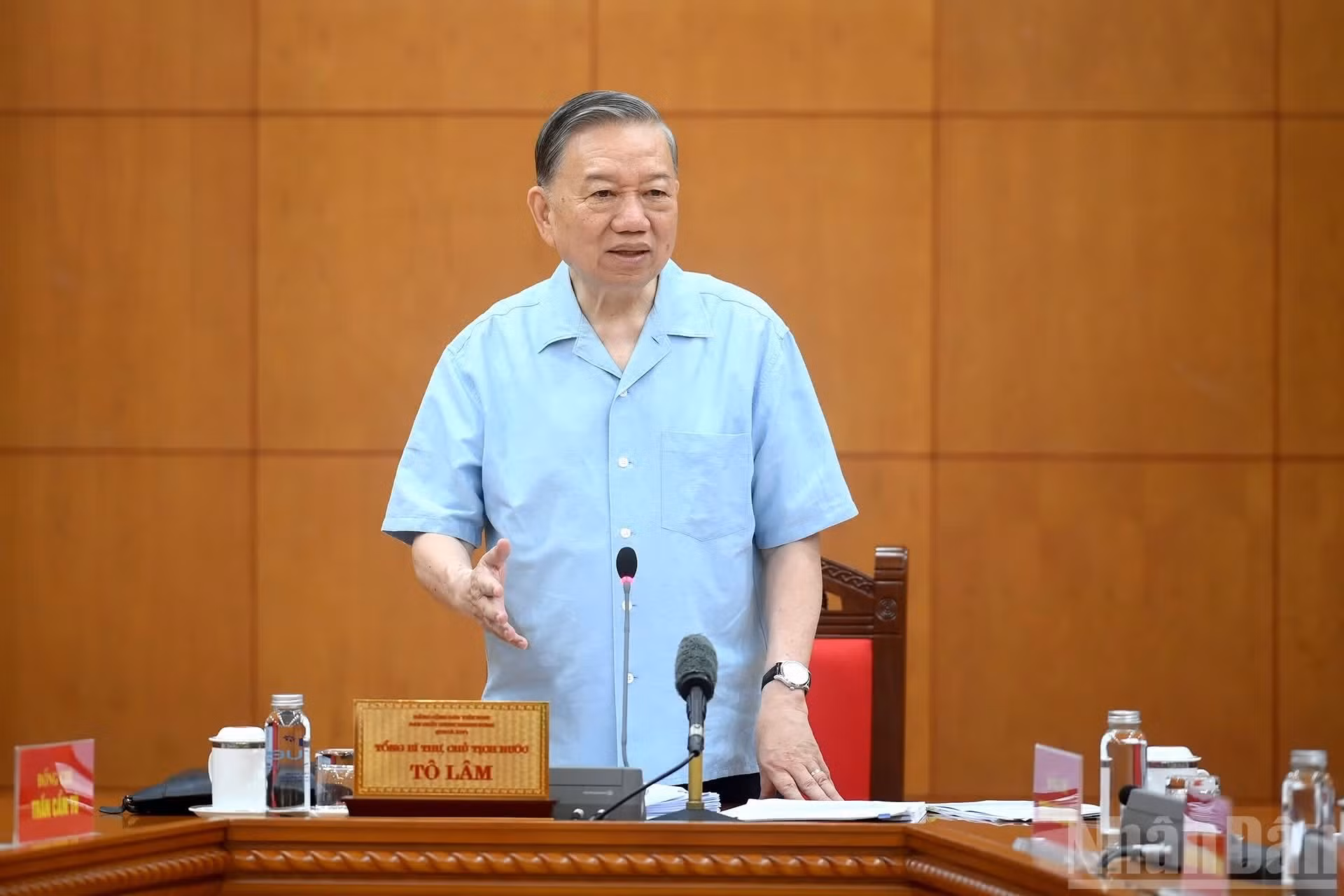 El secretario general del Partido Comunista y presidente de Vietnam, To Lam, toma la palabra en la cita.