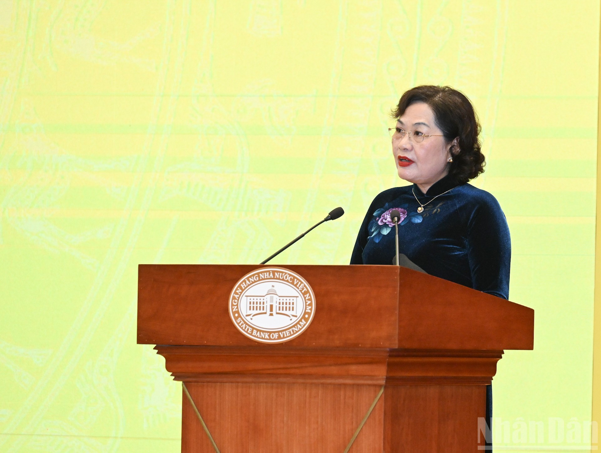 La gobernadora del Banco Estatal de Vietnam, Nguyen Thi Hong, habla en la conferencia.