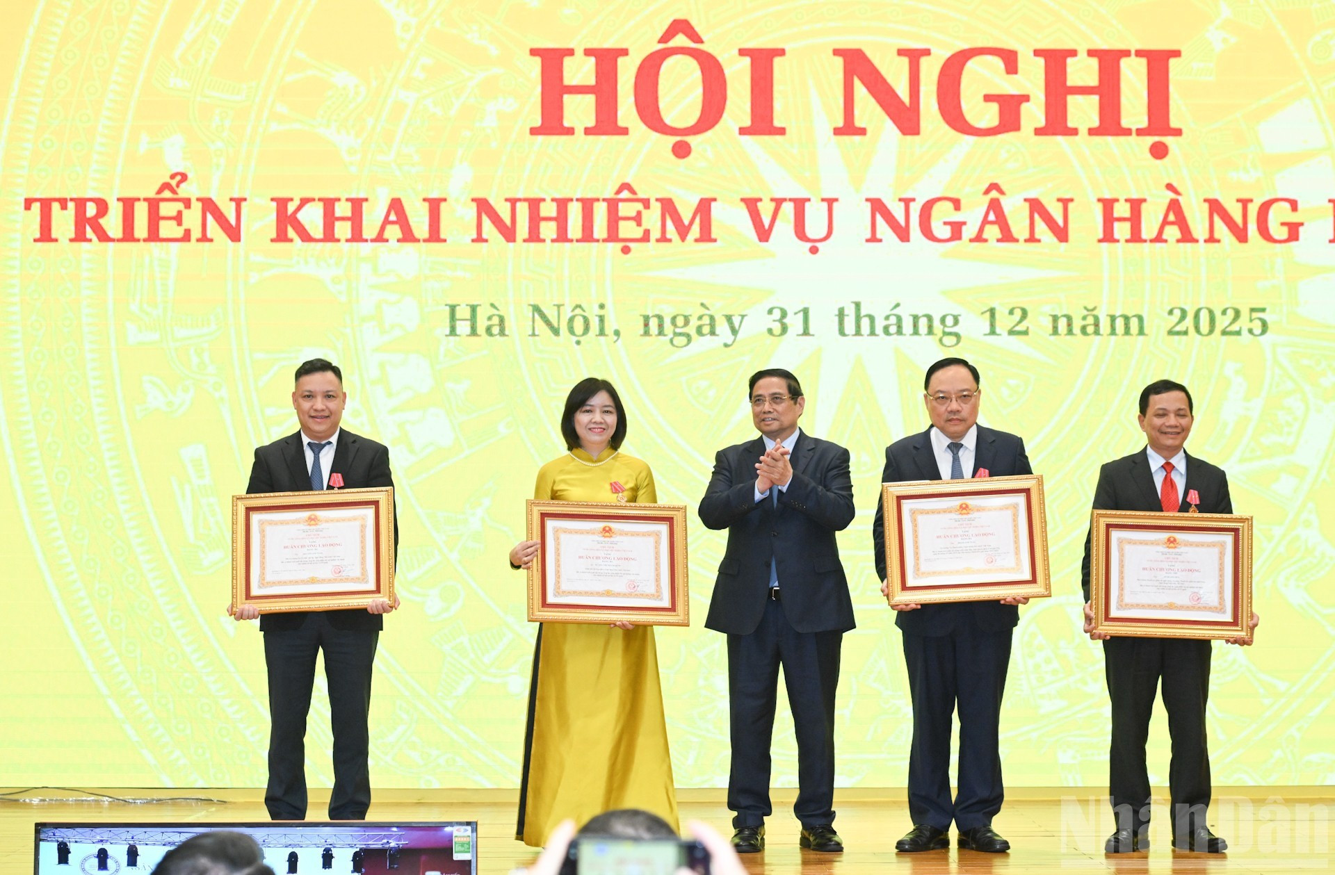 El premier Pham Minh Chinh otorga el Orden del Trabajo de segunda clase y el de tercera clase a los individuos con destacadas contribuciones.